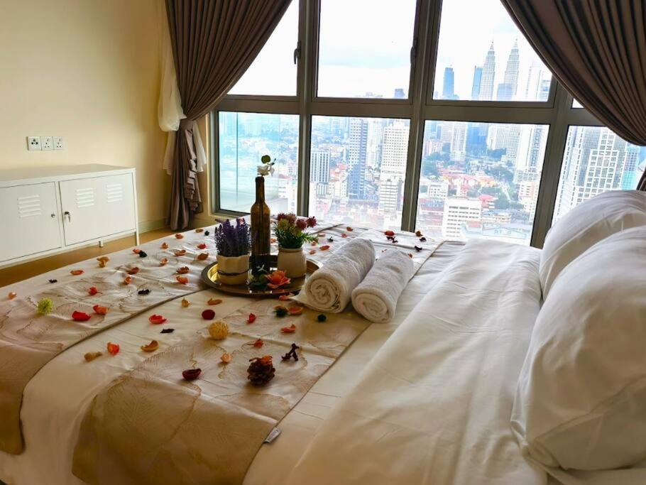 Rr327 Klcc View Wtc 5pax 2br Balcony Fireworks Pangsapuri *