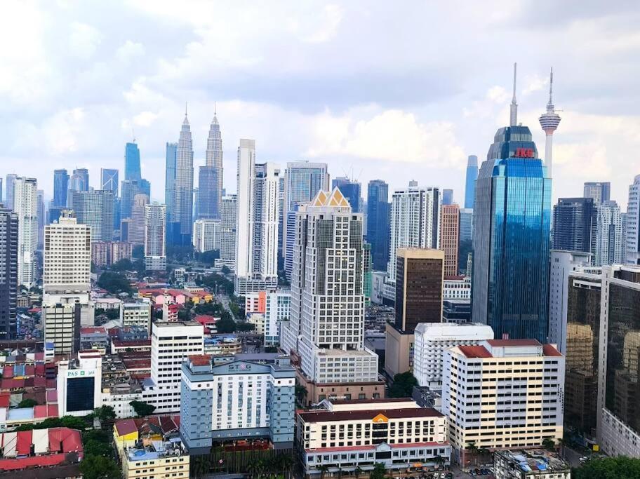 Rr327 Klcc View Wtc 5pax 2br Balcony Fireworks Pangsapuri Kuala Lumpur